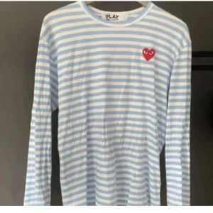 COMME des GARCONS - COMME des GARCONS Säljer åt min kille. Knappt använd storlek L, köpt för ca 1300kr. Säljer för 799 vid snabb affär 650kr. Tryck gärna på köp nu.