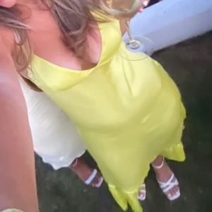 Gul balklänning  - Somrig gul fin balklänning med volangdetaljer💛