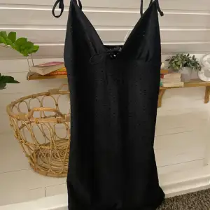 Superfin svart klänning som endast är testad från HM. Inga defekter överhuvudtaget men har inte prislappen kvar. Kom priv för frågor, bilder osv. ❤️