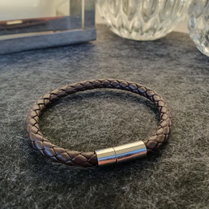 Armband  - Riktigt fräscht och somrigt läderarmband som passar alla! Om du har frågor eller funderingar är det bara att höra av dig!😀