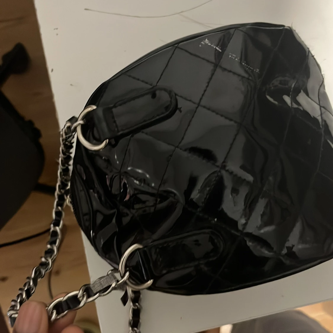 Handväska med silverkedjor - 4