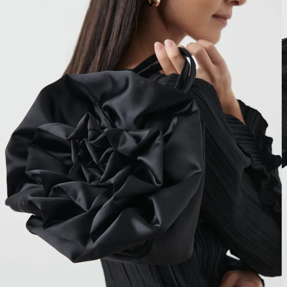Blomväska från gina tricot🖤Aldrig använd. Laukut & Käsilaukut.