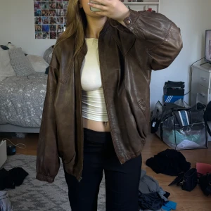 brun skinnjacka - supersnygg brun oversized jacka i äkta skinn 🤎 står ingen storlek men skulle säga M, nyskick 