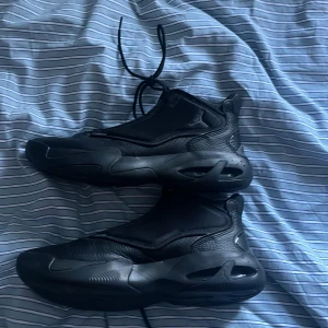 Jordan flight  - Säljer nu mina jordans för att dom knappt används de är några mindre skador på dom som en liten repa i tyget