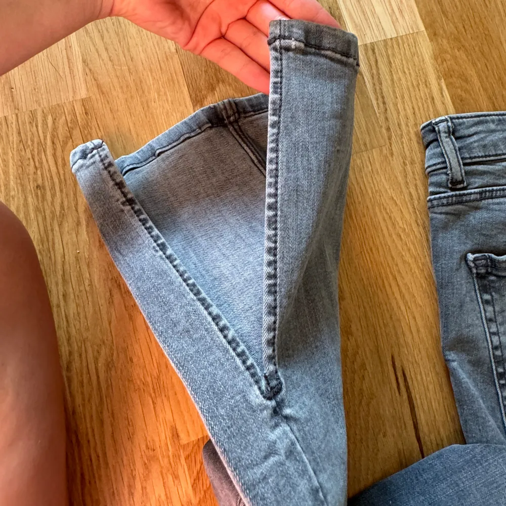 Utsvängda jeans med en slits vid sidan , storlek 26 passar en xs/xxs , formar kroppen jätte fint, använd 1 gång då jag vuxit ifrån.. Jeans & Byxor.