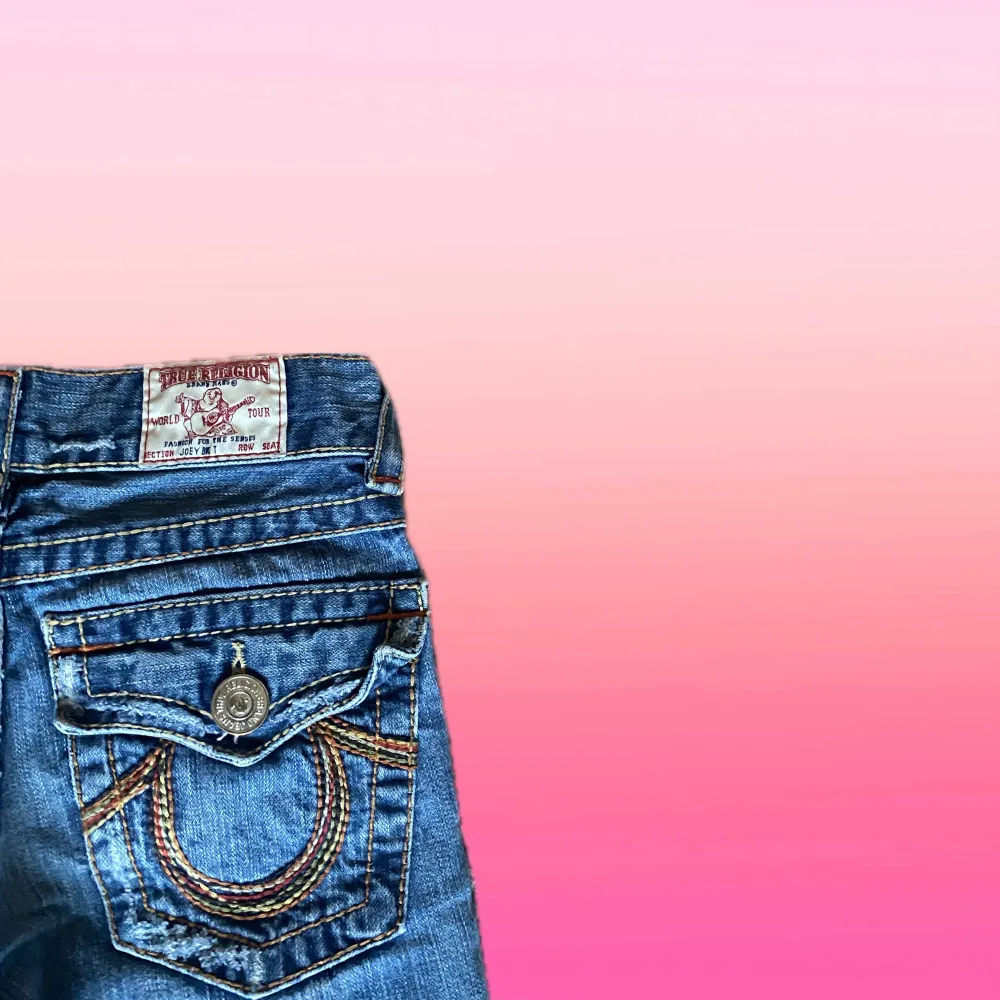 Ett par jättesnygga True Religion Jeans i en lowwaisted bootcut modell. Högt eftertraktad pga det perfekta skicket! Skriv om ni har frågor ☺️. Jeans & Byxor.