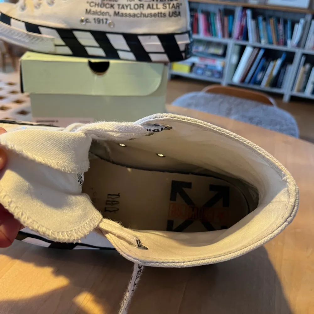 Converse Chuck 70 OFF WHITE HI Storlek 44 Använts några gången men bra skick 8,5. Skor.