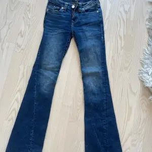 Säljer mina knappt använda true religion jeans då dom var på gränsen för små🩷🩷 Det är storlek 25/32🥰