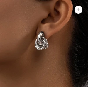 Örhängen  - Helt nya jättefina örhängen ifrån luxeliving!! 18k äkta guldpläterat rostfritt stål! Aldrig använda💕💕 köpt för 349kr