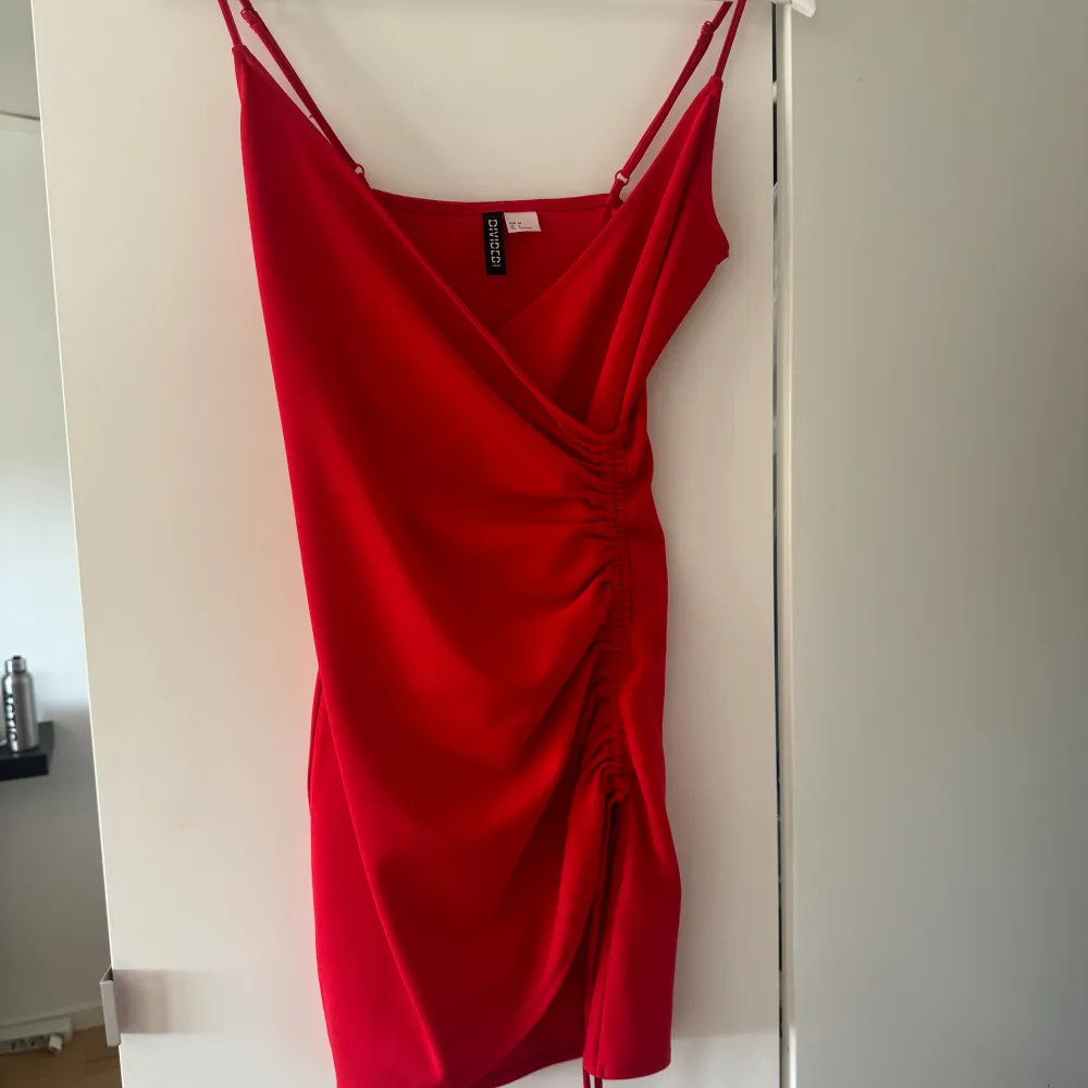 Röd miniklänning från HM, storlek 34, aldrig använd. . Klänningar.