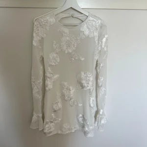 Studentklänning  - En vit klänning som passar perfekt som studentklänning/avslutning som är så så fin och bra skick aldrig använd storlek M men passar även S och L beror på hur man vill den ska sitta 