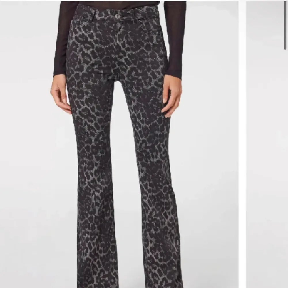 Såå sjukt snygga leopard jeans som är helt slutsålda. Jeans & Byxor.