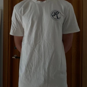 Vit T-Shirt  - Säljer denna feta T-Shirt för 199kr. Storlek M och skick 9/10. Har du frågor är det bara att skriva! 🤙