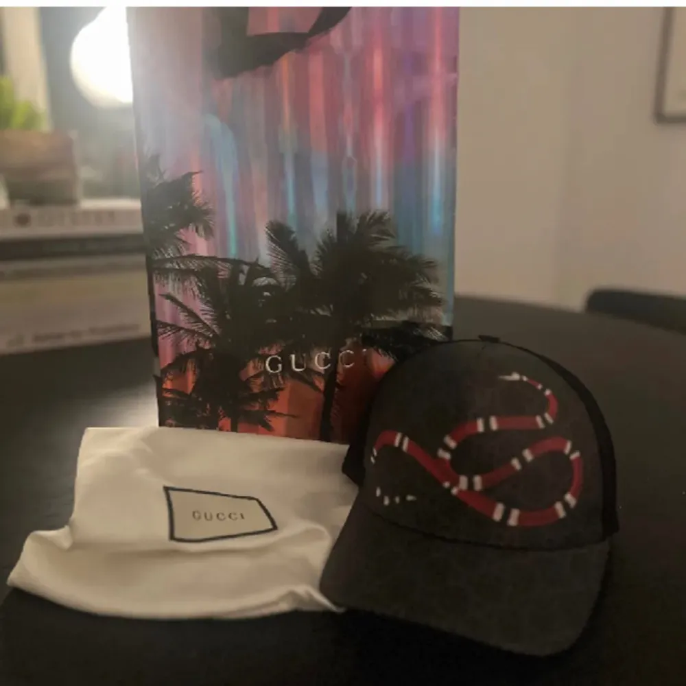 Hej jag vill sälja min Gucci keps för att har ingen användning av den längre. Den är inte så gammal den helt Fresh den är M men passar S. Asusteet.