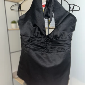 Svart Topp - Jättefin halterneck topp från vila men köpt här på plick ❤️ säljer då jag inte blev så nöjd Me den o den passade inte som jag hade tänkt ❤️ har inga defekter 