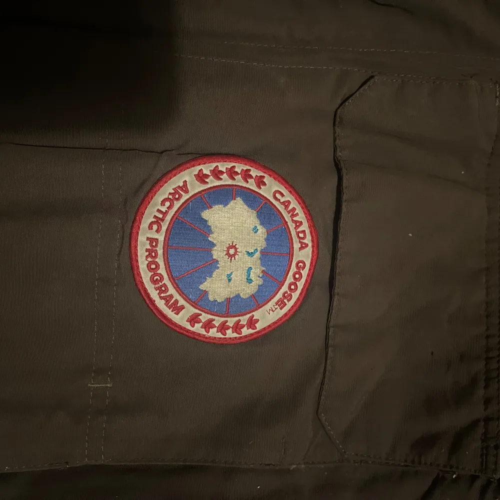 Gammal canada goose parka den är äkta men dragkedjan och pälsen till luvan är trasig fast dragkedjan går fof att dra upp bara att man behöver sätta på en ny hake på den pris kan diskuteras kom me bud o fler bilder kan fixas. Jackor.