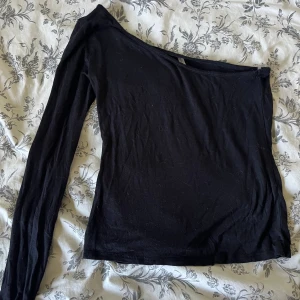 Oneshoulder topp - Säljer denna oneshoulder topp från Actice USA. Luftigt material och använd ett fåtal gånger