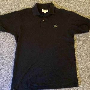 Lacoste piké  - Säljer min Lacoste piké den är i jätte bra skick och är använd rund 5 gånger Vet inte riktigt storleken men den passar mig och är 175  Ordinarie pris 1200kr