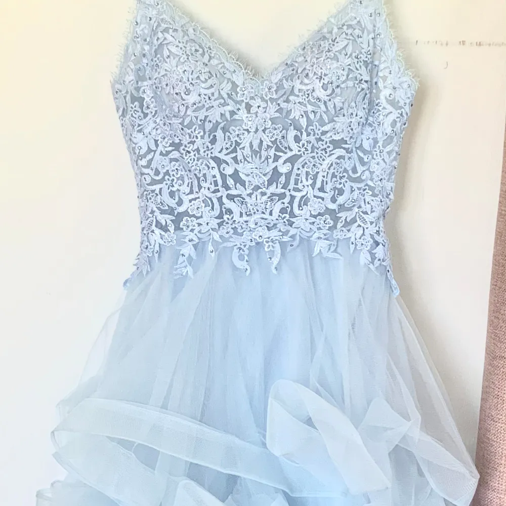 En snygg blå klänning perfekt för bröllop, bal, you name it! Den är som ny och har inga hål eller fläckar. Den är strl 36 och är från mascara. Original priset på klänningen är 3 015kr på zalando men jag säljer den för 2 000kr.. Klänningar.