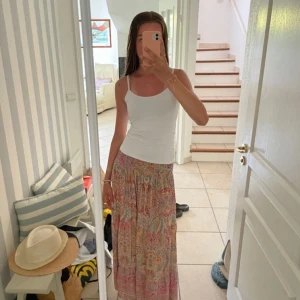 Långkjol  - Intressekoll på denna mönstrade långkjol eftersom jag vill se vad jag kan få för bud på den!!💕Den är 90 cm och jag är 166!❣️ Kom privat för fler bilder!