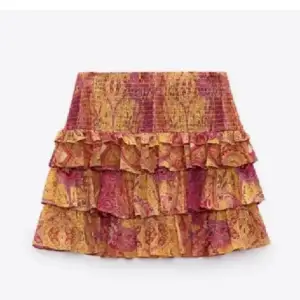SÖKER!! Söker denna kjolen från zara! Storlek S-M ❤️ SKRIV TILL MIG  om ni vill sälja! 🙌🙌🙌