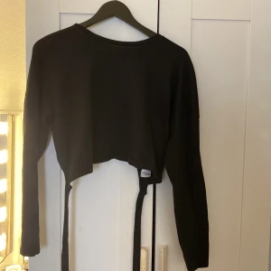 Fin bikbok tröja storlek M svart 💕 - Fin aldrig använt den ifrån bikbok jätte fin storlek M 💕 har en Knyt där bak 