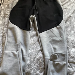 Nike tech byxor - Helt nya Nike tech byxor. har inte kommit till användning.  Mycket bra tyg.