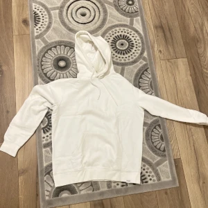 Vit hoodie  - Vit hoodie från Bershka. Storlek S men passar även M