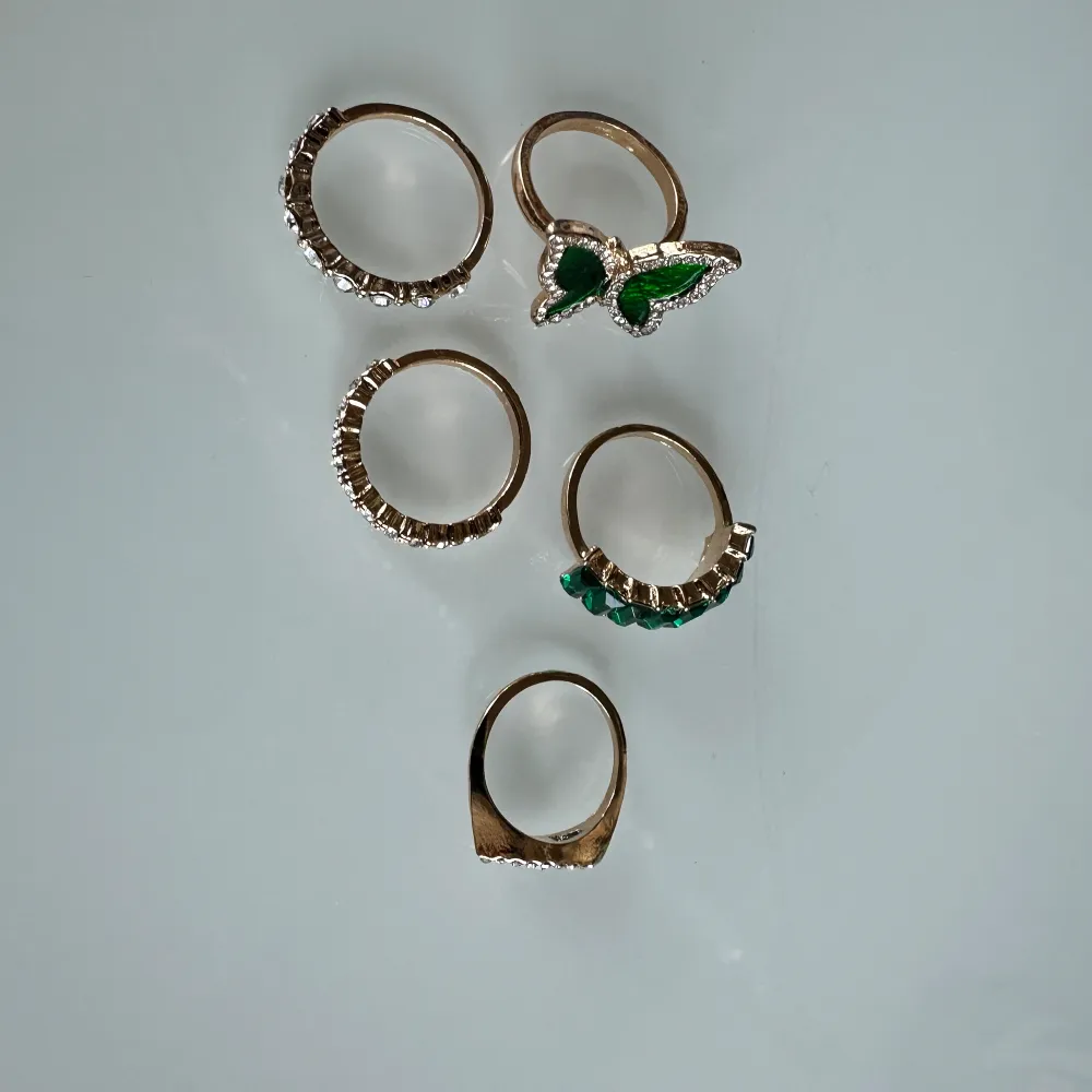 ger en unik och stilfull touch. De cirkulära detaljerna lägger till en modern dimension till denna eleganta ring. Bär dessa ringar för att lägga till en touch av sofistikerad stil och en subtil lekfullhet till din look. ✨ du får allt på bilden - alla. Asusteet.