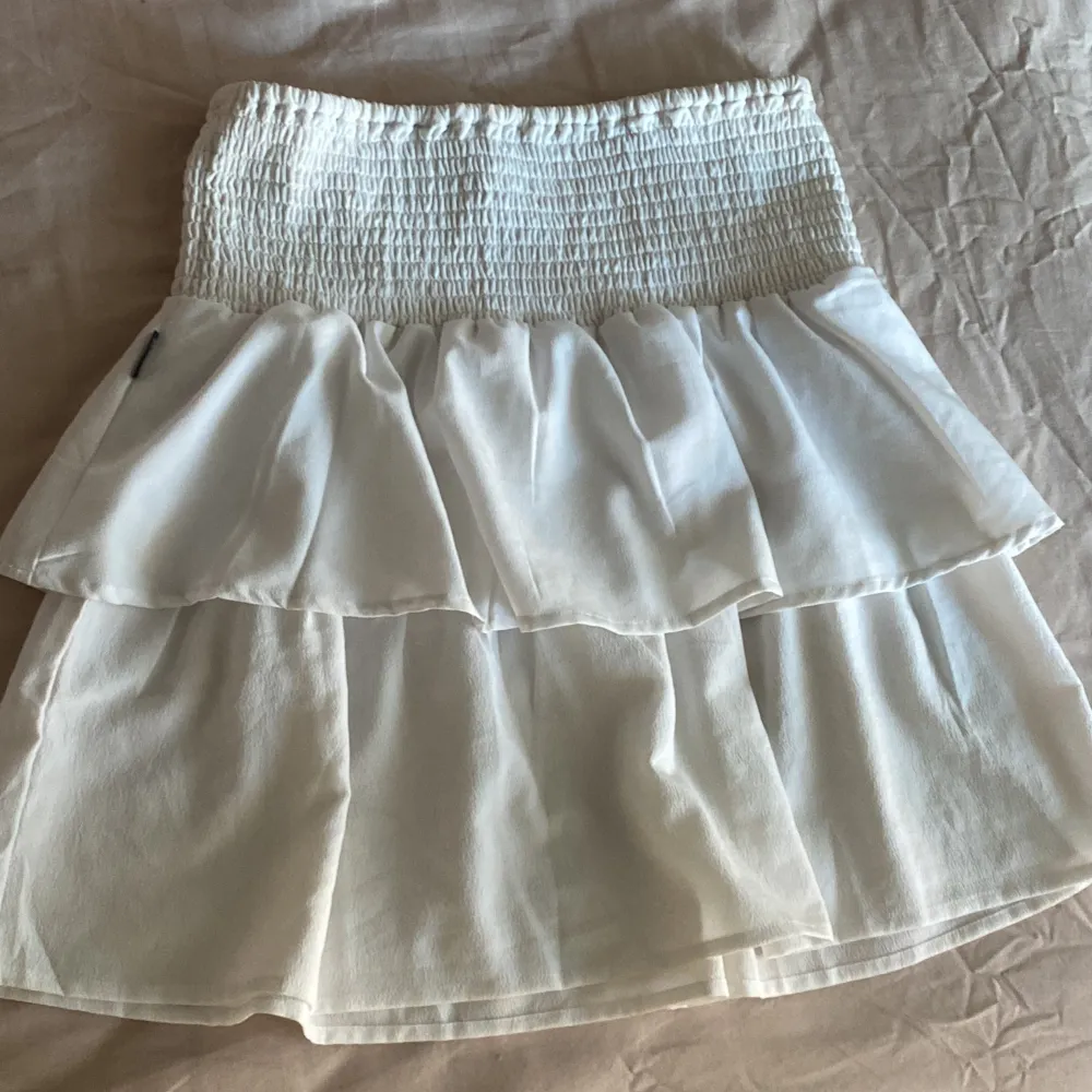 Säljer denna vita volang kjolen ifrån seaside💕 Den är storlek 160 men är förstor på mig som brukar ha Xs i kjolar! Passar nog om du har S💕 använd en gång så som ny! Skriv vid frågor💕. Kjolar.