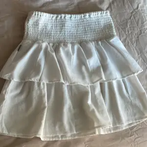 Säljer denna vita volang kjolen ifrån seaside💕 Den är storlek 160 men är förstor på mig som brukar ha Xs i kjolar! Passar nog om du har S💕 använd en gång så som ny! Skriv vid frågor💕