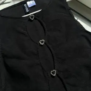 Supergulligt stretchigt linne med glittriga silvriga hjärtan<3