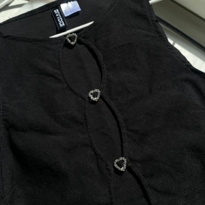 Linne  - Supergulligt stretchigt linne med glittriga silvriga hjärtan<3