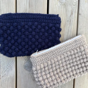 Necessär - Virkad, 15,5x23x2,5cm ungefär🤍 Den beiga är till salu.