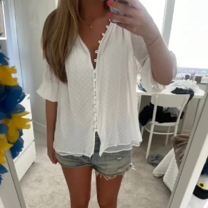 Blus från zara - Superfin sommrig vit blus från zara. Använd fåtal gånger så i fint skick💕