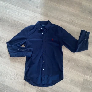Polo Ralph Lauren Skjorta - 100% äkta Ralph Lauren skjorta, perfekt för sommaren. Storlek Medium slim fit, kan även passa S. Blivit för liten så det är därför jag säljer den. Om det finns frågor är det bara att fråga.🙌🏼🙌🏼