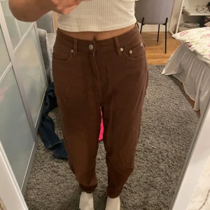 Jeans  - Bruna jeans från hm! De är storlek 36 men de är divided så passar om man har mindre storlek också! 