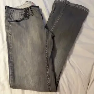 gråa lågmidjade jeans från only🩶 storlek S