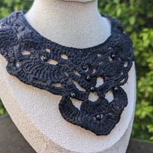 Virkad viktoriansk krage Virkad Halsband med Strass  - Vacker handgjord virkad krage Spetskrage Svart krage Virkad viktoriansk krage Virkad Halsband  Dam Krage Hals Tillbehör I super fint skick 