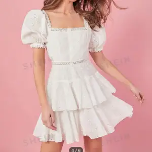 En vit somrig klänning perfekt till studenten! Säljer på grund av att det inte kommer komma till användning. Har ej använts utan är i toppskickt!🩷