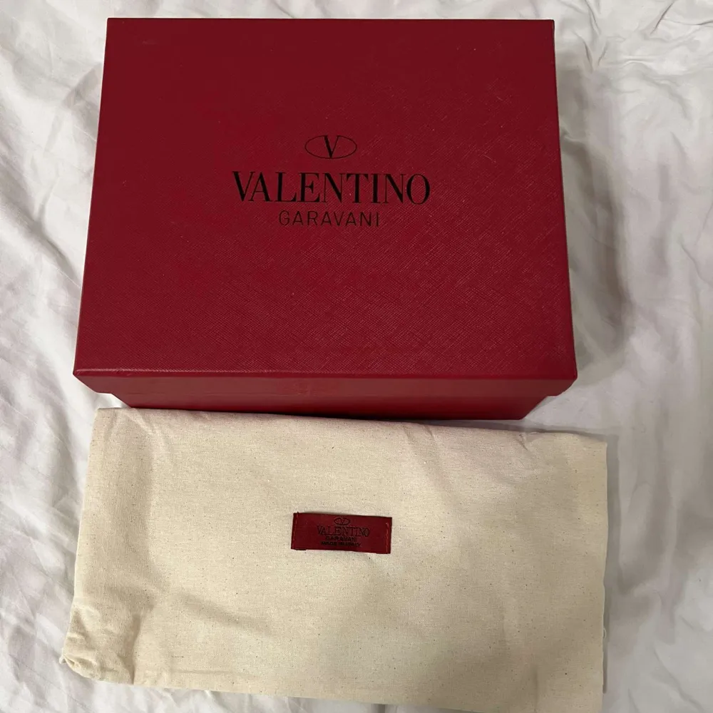 Säljer nu denna fina valentino väskan som inte kommer till någon användning, den är i jätte bra skick, har fortfarande box, dustbag & tags kvar som medföljer vid köp!. Väskor.