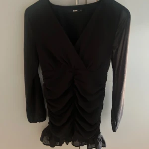 Klänning - En svart jätte fin klänning från BikBok endast använd få gånger under jul och nyår, fint skick🖤