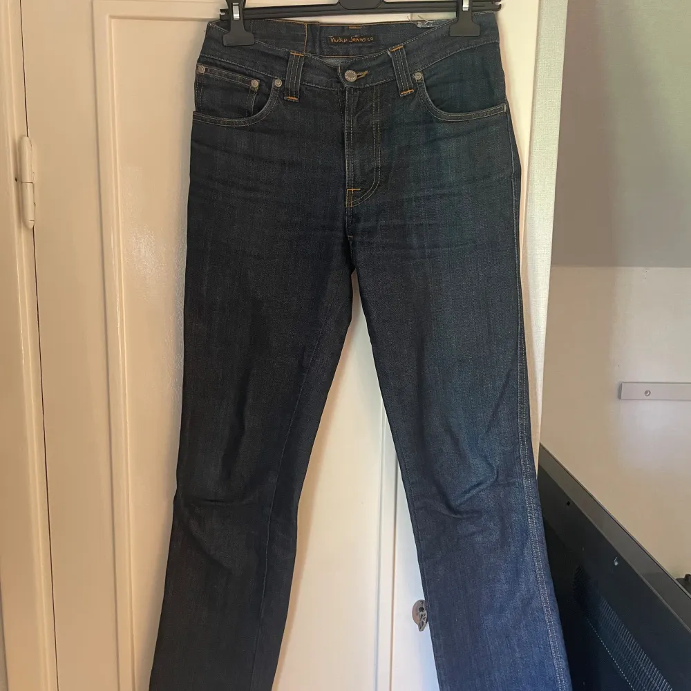 super snygga jeans!! säljer pga att dem blivit för korta i benen för mig som är 176. använda ett par gånger med det märks inte. skriv privat för fler bilder💗💗. Jeans & Byxor.