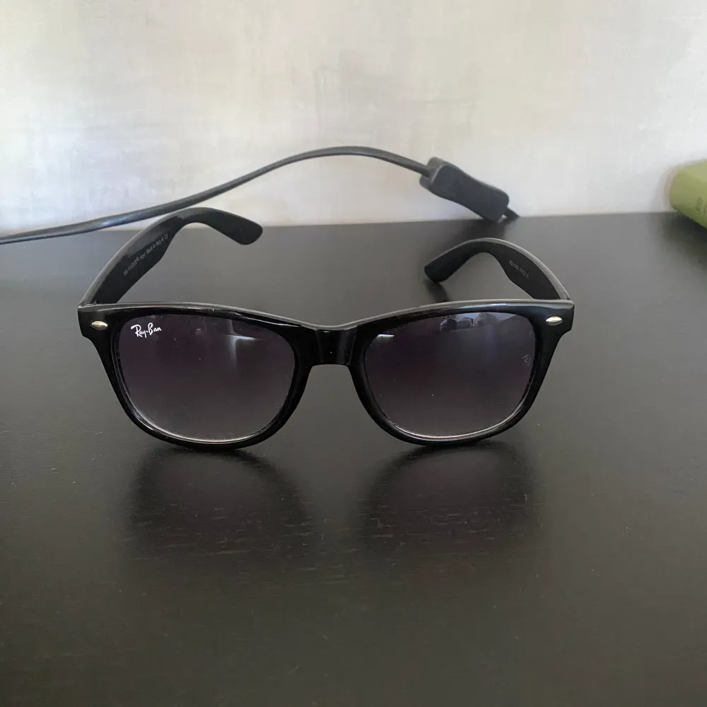 Tjena säljer nu Rayban solglasögon i modellen ”wayfarer”. Höger båge är väldigt skev, därav priset. De sitter mycket skevt men det brukar alltid finnas någon som själv vet hur man fixar ett sådant problem! Överlag är det inga repor. PM vid ev.frågor!. Övrigt.