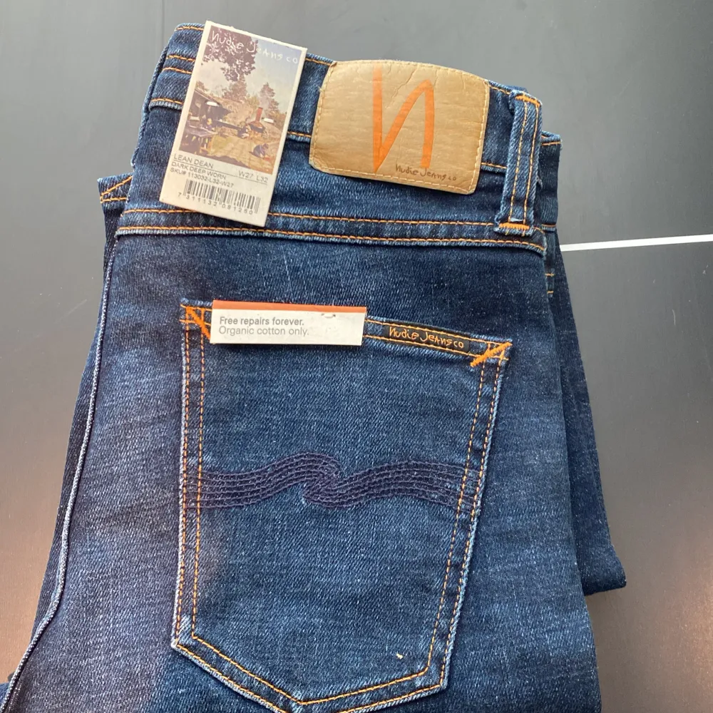 Tjenare! Säljer ett par klockrena Nudie jeans i storleken w27 och L32. Skriv hur lång du e och hur mycket du väger så kan jag bedöma om dem skulle passa! Skriv gärna för fler bilder eller om ni har några frågor! 😁☀️. Jeans & Byxor.