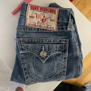 True religion Jeans - Säljer jeansen pga att den var för stor. Bilderna är från förra ägaren. Passar storlek 36. 