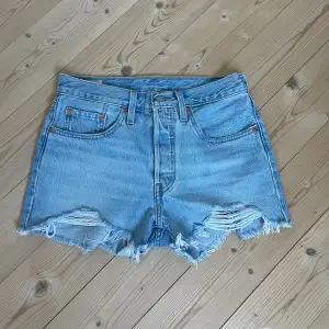 Säljer dessa Levis shorts!! 💞skriv för frågor eller mer bilder 