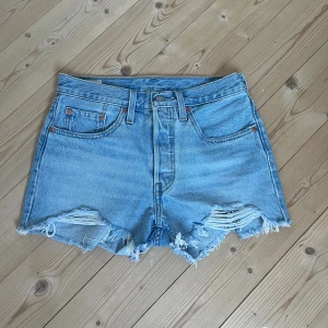 Jeansshorts  - Säljer dessa Levis shorts!! 💞skriv för frågor eller mer bilder 