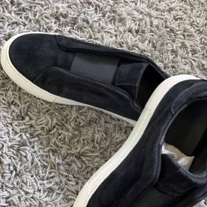 Arigato Skor (Helt Nya) - Säljer mina sprillans nya Axel Arigato skor för bara 2000kr. Perfekta skor för folk som siktar på den svenska stilen. Priset går o diskutera😁