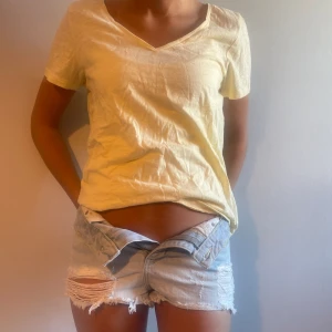 Gul T-shirt - Fin gul t-shirt till sommaren!🥰 Shortsen säljs i en annan annons🥰